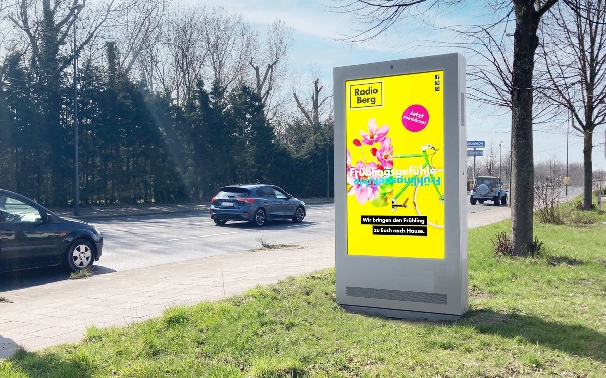 800pcs 75inch Outdoor Floor Standing Digital Signage Installed in Germany
