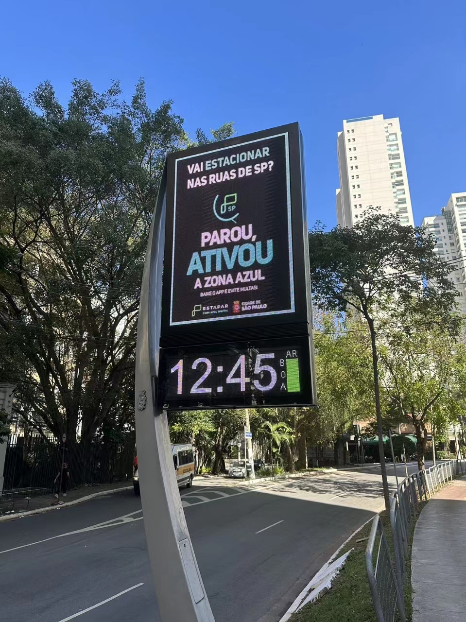 86inch outdoor lcd pole display installed in Brazil